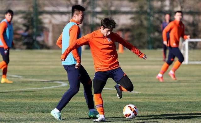 战报05:00美联 哥伦布机员2-1洛杉矶FC 05:00阿超 戈多伊克鲁斯1-1普拉坦斯05:00智甲 哥比亚普2-0伊瓦顿05:00智甲 麦哲伦2-3科金博05:00智甲 奥希金斯0-1帕勒斯蒂诺05:00智甲 智利大学3-1纽柏莱斯05:00智甲 拉卡莱拉联0-3智利天主大学06:30乌拉甲 蒙得维的亚利物浦0-0佩纳罗尔09:00阿超 河床0-0罗萨里奥中央04:30葡超 波尔图3-1卡萨皮亚04:00法甲 巴黎圣日耳曼2-1南特03:45意甲 国际米兰4-0乌迪内斯今日焦点战预告12:00澳超 阿德莱德联vs布里斯班狮吼，上一轮惜败，澳超哀兵阿德莱德联能否借助主场之利迎来反弹？ 14:00澳超 西悉尼流浪者vs墨尔本胜利，近六场比赛3胜3平保持不敌，西悉尼流浪者能否延续不败金身？ 22:00英超 埃弗顿vs切尔西，埃弗顿近期拿下两连胜，此番能否一鼓作气拿下切尔西实现三连胜？22:30德甲 斯图加特vs勒沃库森，面对本赛季表现强势的勒沃库森，近期战绩出色的斯图加特能否全身而退？00:30英超 托特纳姆热刺vs纽卡斯尔联，已连续5轮不胜的热刺能否借助主场之利拿下伤兵满营的纽卡？ 事件18场16球！